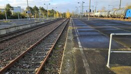 Blick vom Bahnsteig in Schönefeld auf das gekappte Bestandsgleis 5 (Copyright: DB InfraGO AG, Digitale Schiene Deutschland)