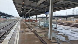 Die einzigartigen Bahnsteige in Schönefeld sind ein Überbleibsel der DDR-Geschichte (Copyright: DB InfraGO AG, Digitale Schiene Deutschland)