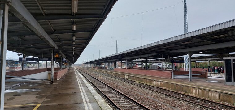 Platforms at Schönefeld station on a rainy day (Copyright: DB InfraGO AG, Digitale Schiene Deutschland)