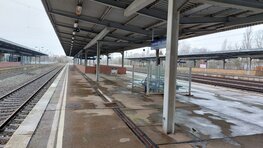 The unique platforms in Schönefeld are a remnant of GDR history (Copyright: DB InfraGO AG, Digitale Schiene Deutschland)