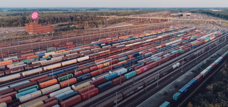 Rangierbahnhof Maschen aus der Vogelperspektive: Blick von oben auf viele verschieden farbige Waggons und Container von Güterzügen (Copyright: DB InfraGO AG, Digitale Schiene Deutschland)