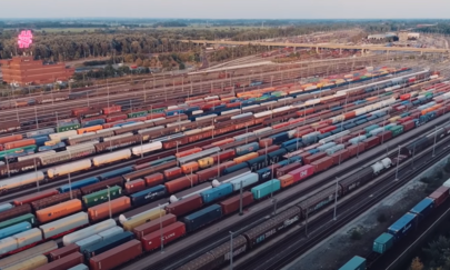 Moodbild der Digitale Schiene Deutschland Hier sieht man ein Stimmungsbild der Digitalen Schiene Deutschland, auf dem der Rangierbahnhof Maschen aus der Vogelperspektive zu sehen ist.