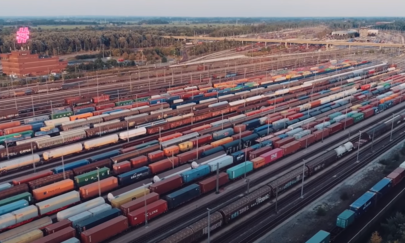 Hier sieht man ein Stimmungsbild der Digitalen Schiene Deutschland, auf dem der Rangierbahnhof Maschen aus der Vogelperspektive zu sehen ist.