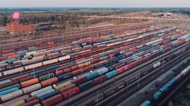 Hier sieht man ein Stimmungsbild der Digitalen Schiene Deutschland, auf dem der Rangierbahnhof Maschen aus der Vogelperspektive zu sehen ist.