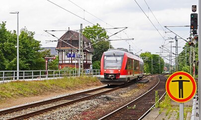 Zug auf der Strecke Padborg – Flensburg Hier kann man einen Zug auf der Strecke Padborg – Flensburg sehen.