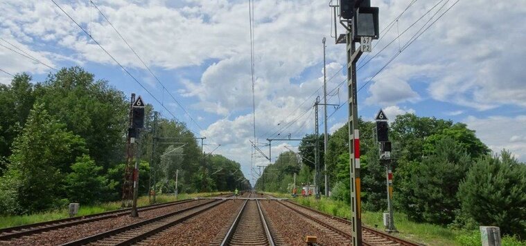 Signals in the four-track section of Berkenbrück station for trains leaving in the direction of Berlin (Copyright: DB InfraGO AG, Digitale Schiene Deutschland)