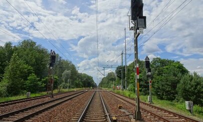 Das Bild zeigt Signale im viergleisigen Teil des Bahnhofs Berkenbrück zur Ausfahrt der Züge in Richtung Berlin .