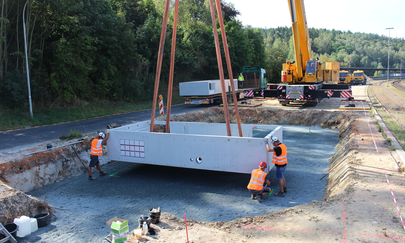 Stellung neues Modulgebäude Schirnding – Marktredwitz Das Foto zeigt die Stellung des neuen Modulgebäudes für das Elektronische Stellwerk in Schirnding, der den Baubeginn markierte