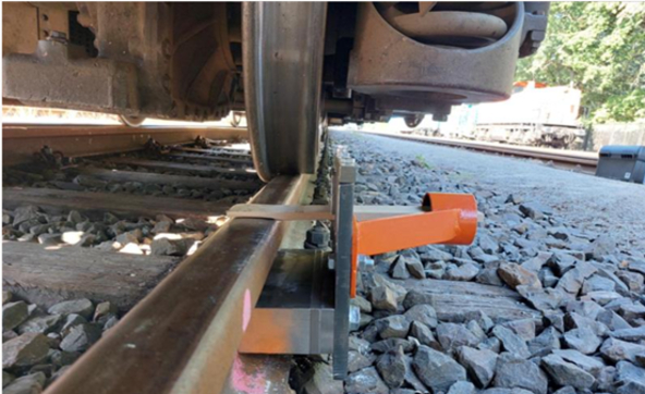Nahaufnahme eines Bahngleises mit Rad eines Zuges