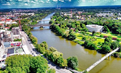 Das Foto zeigt ein Luftbild von Ingolstadt, denn zwischen Ingolstadt Nord und Ingolstadt Hauptbahnhof soll die Strecke im Knoten digitalisiert werden 