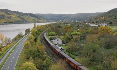 Das Foto zeigt einen Abschnitt des Korridor Rhine-Alpine, eine Bahnstrecke entlang am Rhein 