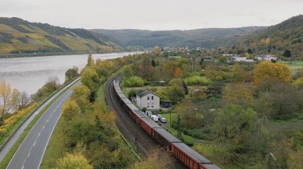 Das Foto zeigt einen Abschnitt des Korridor Rhine-Alpine, eine Bahnstrecke entlang am Rhein 