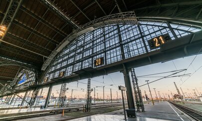 Leipzig Hauptbahnhof Das Foto zeigt die Einfahrt zum Leipziger Hauptbahnhof und den Anfang der Bahnhofshalle