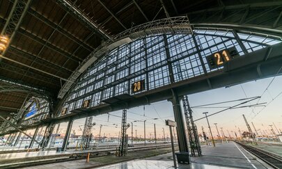 Das Foto zeigt die Einfahrt zum Leipziger Hauptbahnhof und den Anfang der Bahnhofshalle