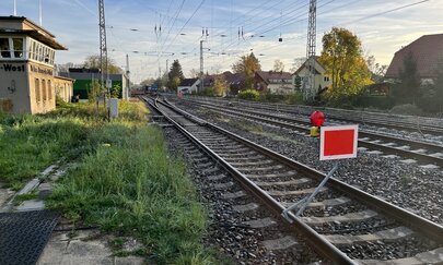 Gesperrtes Gleis Berliner Außenring Das Foto zeigt ein gesperrtes Gleis am Berliner Außenring vor dem Relaisstellwerk Hohen Neuendorf West, signalisiert durch eine Sperrtafel