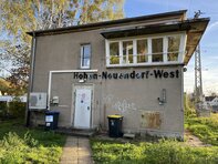 Hochbau des Relaisstellwerks Hohen Neuendorf West am Berliner Außenring (Copyright: DB InfraGO AG, Digitale Schiene Deutschland)