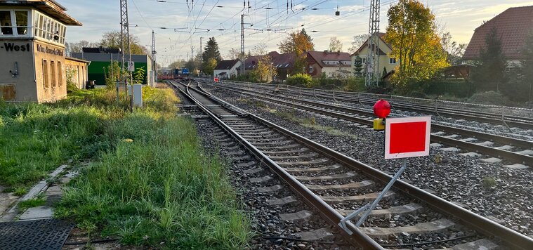 Ein gesperrtes Gleis am Berliner Außenring vor dem Relaisstellwerk Hohen Neuendorf West, signalisiert durch eine Sperrtafel (Copyright: DB InfraGO AG, Digitale Schiene Deutschland)