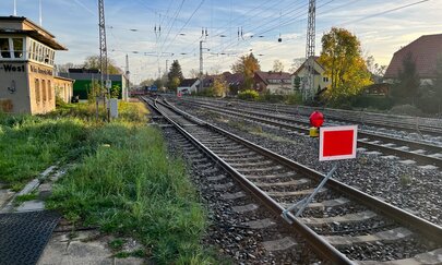 Das Foto zeigt ein gesperrtes Gleis am Berliner Außenring vor dem Relaisstellwerk Hohen Neuendorf West, signalisiert durch eine Sperrtafel 