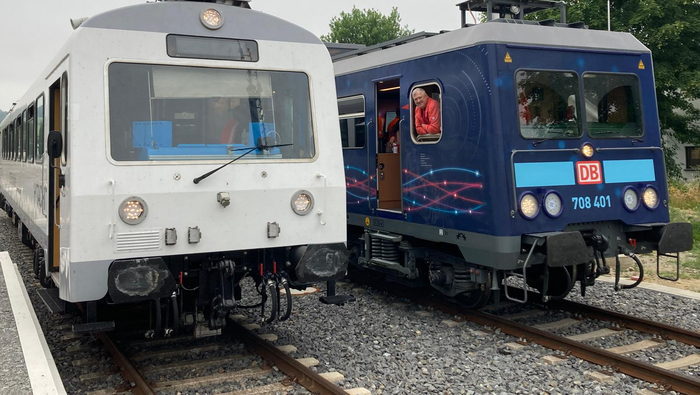 Mit diesen beiden Fahrzeugen wurde die Fahrt im Moving Block getestet (Lucy/Hitachi und Ora DB) | © DB InfraGO AG, Digitale Schiene Deutschland
