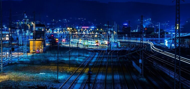 beleuchteter Bahnhof nachts. Ansicht vom Gleisfeld auf den Bahnhof. beleuchteter Bahnhof nachts. Ansicht vom Gleisfeld auf den Bahnhof.