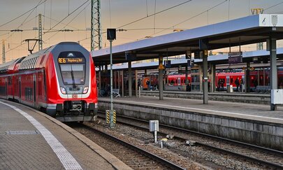 Ein Regionalexpress auf dem Weg nach Regensburg im Hauptbahnhof Nürnberg Das Foto zeigt einen Regionalzug nach Regensburg im Hauptbahnhof Nürnberg