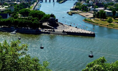 Symbolbild Hürth/Kalscheuren – Koblenz (HLN-Korridor) Das Foto zeigt das Deutsche Eck-Denkmal in Koblenz von oben und stellt ein Symbolbild für Hürth/Kalscheuren – Koblenz (HLN-Korridor) dar