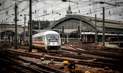 Symbolbild für Projekt Rommerskirchen – Köln-Ehrenfeld Das Foto zeigt einen Zug am Kölner Hauptbahnhof, das als Symbolbild für das Projekt Rommerskirchen – Köln-Ehrenfeld gilt