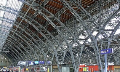 This photo shows the interior of the Leipzig Central Station passenger building and tracks