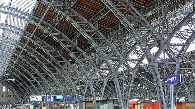 Dieses Foto zeigt das Bahnhofsgebäude Leipzig Hauptbahnhof von innen und Gleise