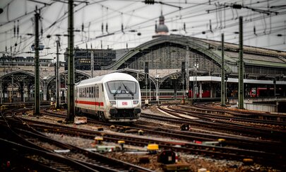 Das Foto zeigt einen Zug am Kölner Hauptbahnhof, das als Symbolbild für das Projekt Rommerskirchen – Köln-Ehrenfeld gilt