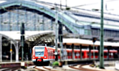 Dieses Foto zeigt den Kölner Hauptbahnhof und steht symbolisch für das Hochleistungsnetz-Korridor Hagen – Wuppertal – Köln