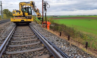 Signalaufstellung auf der Strecke Ansbach – Triesdorf Das Bild zeigt die Signalaufstellung auf der Strecke Ansbach – Triesdorf mit Hilfe eines Baggers.