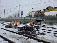 Bauarbeiter bei der Montage neuer Signale während der Sperrung zur Inbetriebnahme (Copyright: DB InfraGO AG/Digitale Schiene Deutschland)