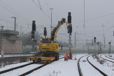 Bauarbeiter bei der Montage neuer Signale während der Sperrung zur Inbetriebnahme (Copyright: DB InfraGO AG/Digitale Schiene Deutschland)