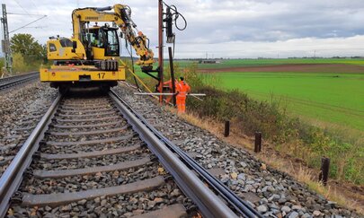 Das Bild zeigt die Signalaufstellung  auf der Strecke Ansbach – Triesdorf mit Hilfe eines Baggers.