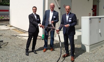 Andre Rodenbeck (CEO Rail Infrastructure bei Siemens Mobility), Uwe Kober (Bürgermeister der Stadt Altena) und Jens Bergmann (Vorstand Finanzen und Controlling bei DB InfraGO AG) vor dem neuen Stellwerks-Modul in Altena Das Bild zeigt Andre Rodenbeck (CEO Rail Infrastructure bei Siemens Mobility), Uwe Kober (Bürgermeister der Stadt Altena) und Jens Bergmann (Vorstand Finanzen und Controlling bei DB InfraGO AG) vor dem neuen Stellwerks-Modul in Altena.