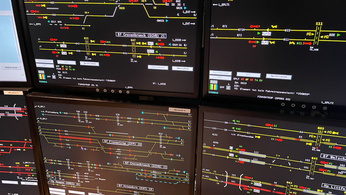 Modern screens replace old control desks at the Finnentrop control centre (Source: DB Netz AG/Benjamin Lück)