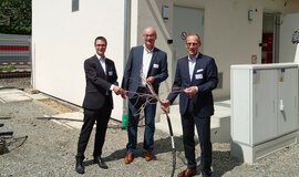 Andre Rodenbeck (CEO Rail Infrastructure bei Siemens Mobility), Uwe Kober (Bürgermeister der Stadt Altena) und Jens Bergmann (Vorstand Infrastrukturplanung und -projekte bei DB Netz AG) vor dem neuen Stellwerks-Modul in Altena (Quelle DB Netz AG/Philipp Bockholt)