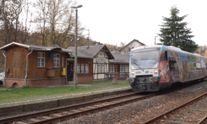 Zug der Vogtlandbahn am Bahnhof Barthmühle auf der Strecke zwischen Gera und Weischlitz Das Bild zeigt einen Zug der Vogtlandbahn am Bahnhof Barthmühle auf der Strecke zwischen Gera und Weischlitz.