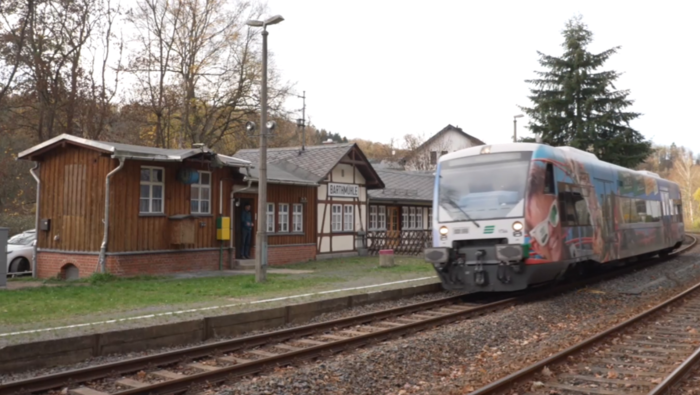 Vogtlandbahn train at Barthmühle station on the line between Gera and Weischlitz (Copyright: DB InfraGO AG, Digitale Schiene Deutschland)