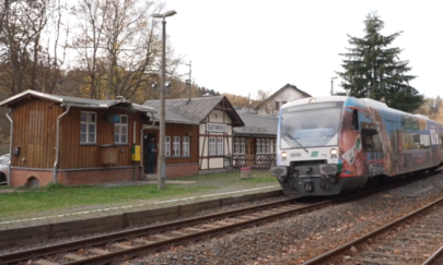 Das Bild zeigt einen Zug der Vogtlandbahn am Bahnhof Barthmühle auf der Strecke zwischen Gera und Weischlitz.