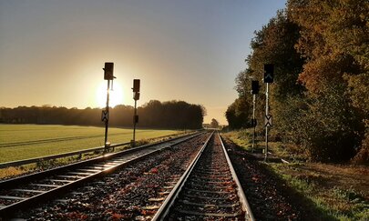 Auf dem Bild sieht man vier neue Signale auf der Strecke des SLP-Projekts Kleve – Kempen.