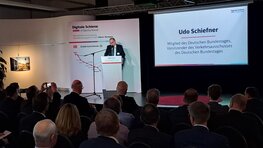 Udo Schiefner at the Kleve – Kempen commissioning event (Copyright: DB InfraGO AG, Digitale Schiene Deutschland)