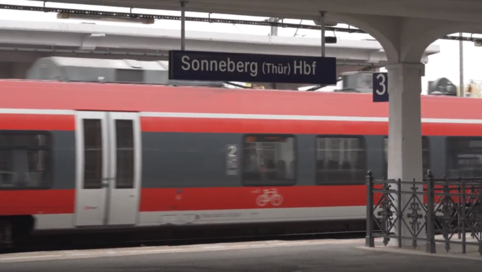 Train arriving at Sonneberg (Thür) main station (Copyright: DB InfraGO AG, Digitale Schiene Deutschland)