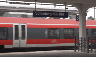 Das Bild zeigt die Einfahrt eines Zuges in den Hauptbahnhof Sonneberg (Thüringen).