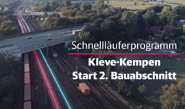 Straßenbrücke über mehrgleisige Bahnstrecke. Im Vordergrund steht: Schnellläuferprogramm, Kleve-Kempen, Start 2. Bauabschnitt