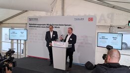 Markus Fritz (Hitachi Rail GTS Deutschland GmbH) und Gabor von Wilmowski (DB InfraGO AG) auf der IBN-Veranstaltung Wörth – Germersheim – Speyer (Copyright: DB InfraGO AG, Digitale Schiene Deutschland)
