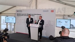 Markus Fritz (Hitachi Rail GTS Deutschland GmbH) and Gabor von Wilmowski (DB InfraGO AG) at the IBN event in Wörth – Germersheim – Speyer (Copyright: DB InfraGO AG, Digitale Schiene Deutschland)