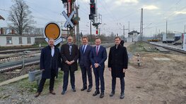 Gabor von Wilmowski (DB InfraGO AG), Markus Fritz (Hitachi Rail GTS Deutschland GmbH), Dr. Richard Lutz (Deutsche Bahn AG), Dr. Volker Wissing (BMDV) und Frank Gülicher (DB InfraGO AG) vor einem alten und neuen Signal in Wörth (Copyright: DB InfraGO AG, Digitale Schiene Deutschland)