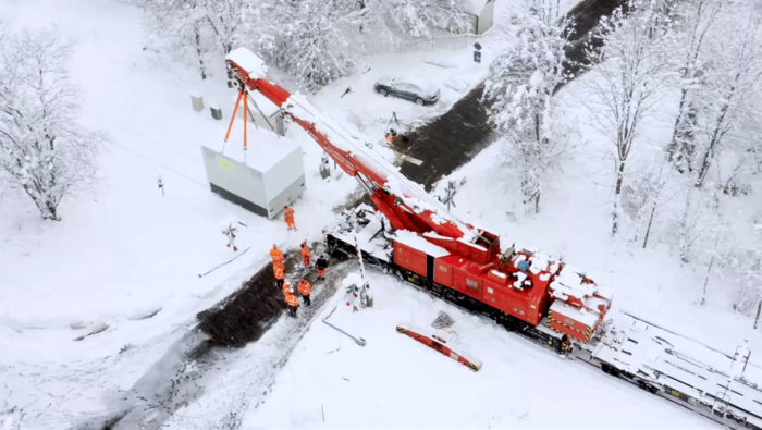 Installation of technology modules in adverse weather conditions (Copyright: DB InfraGO AG)